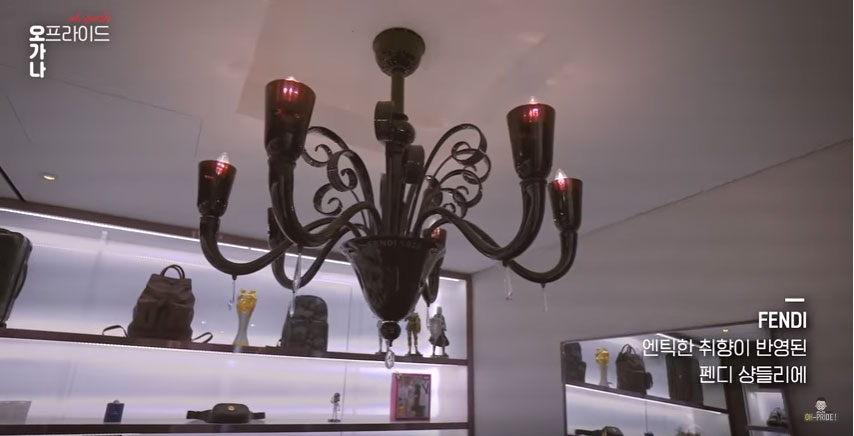 detail chandelier di walk-in-closet / oh-pride