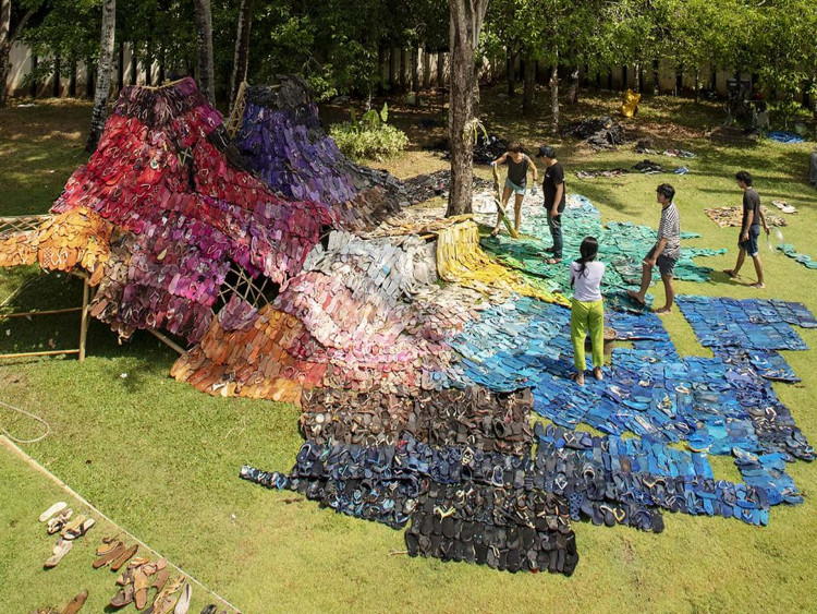 5.000 sampah sandal dipamerkan di desa potato head