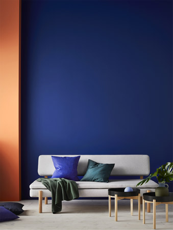 dinding ruang tamu biru dan sofa abu abu
