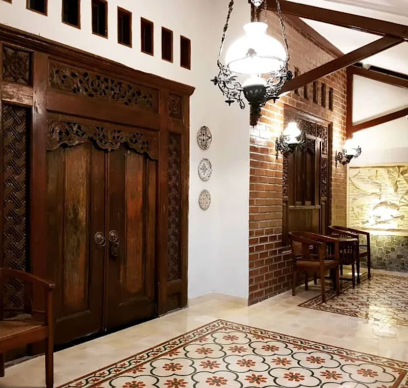 pintu kayu gaya tradisional