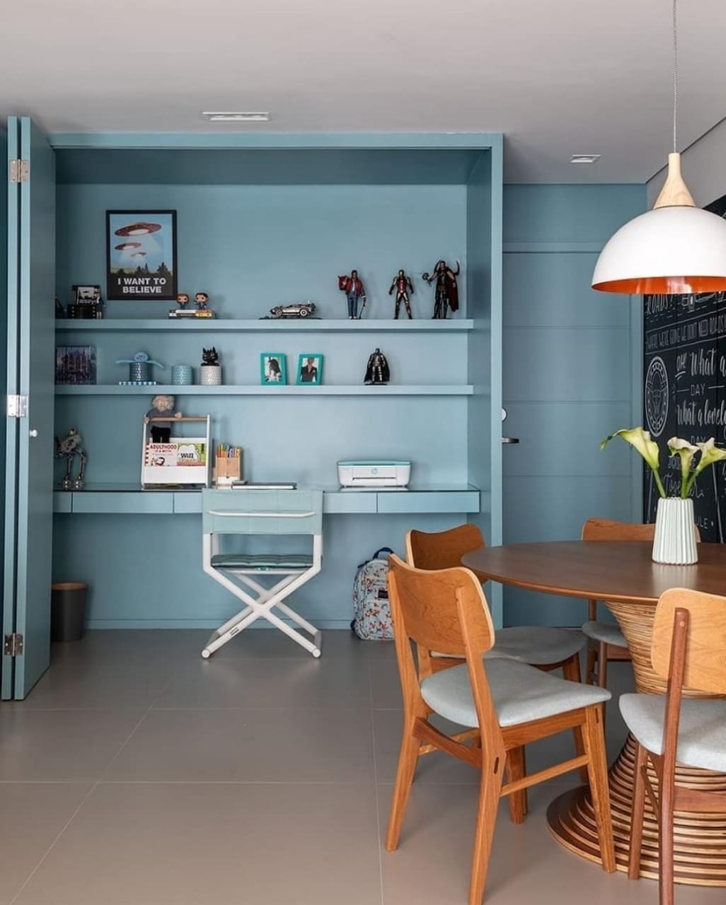 8 desain ruangan warna biru yang bikin hilang stres