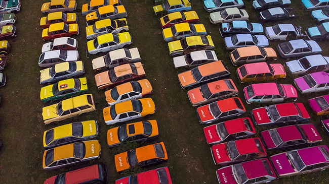 instalasi seni ini mengubah mobil menjadi color chart