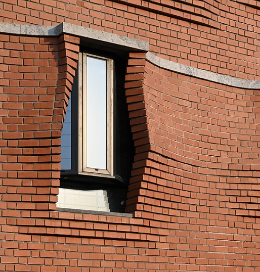 berombak fasad apartemen ini terbuat dari batu bata