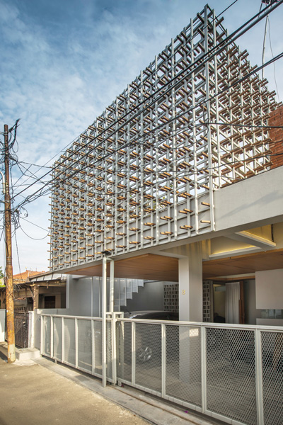 Fasad rumah gaya modern / Rumah Tebet oleh PSA Studio / Awangga Klereng Creative