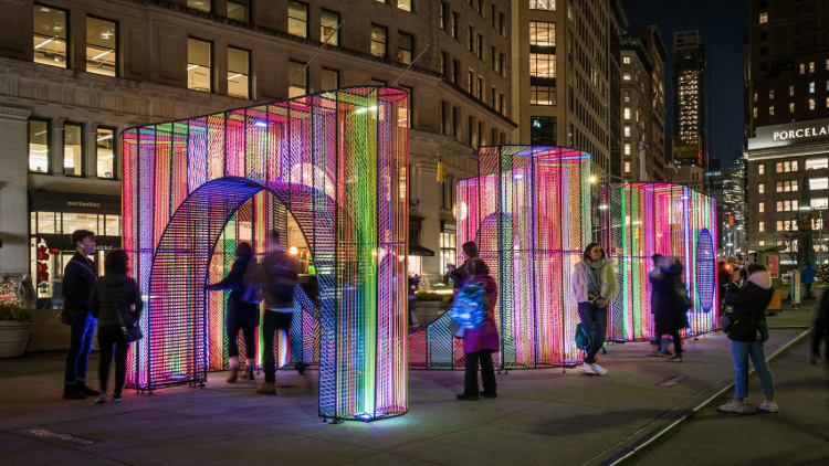 instalasi penuh warna sambut natal di new york