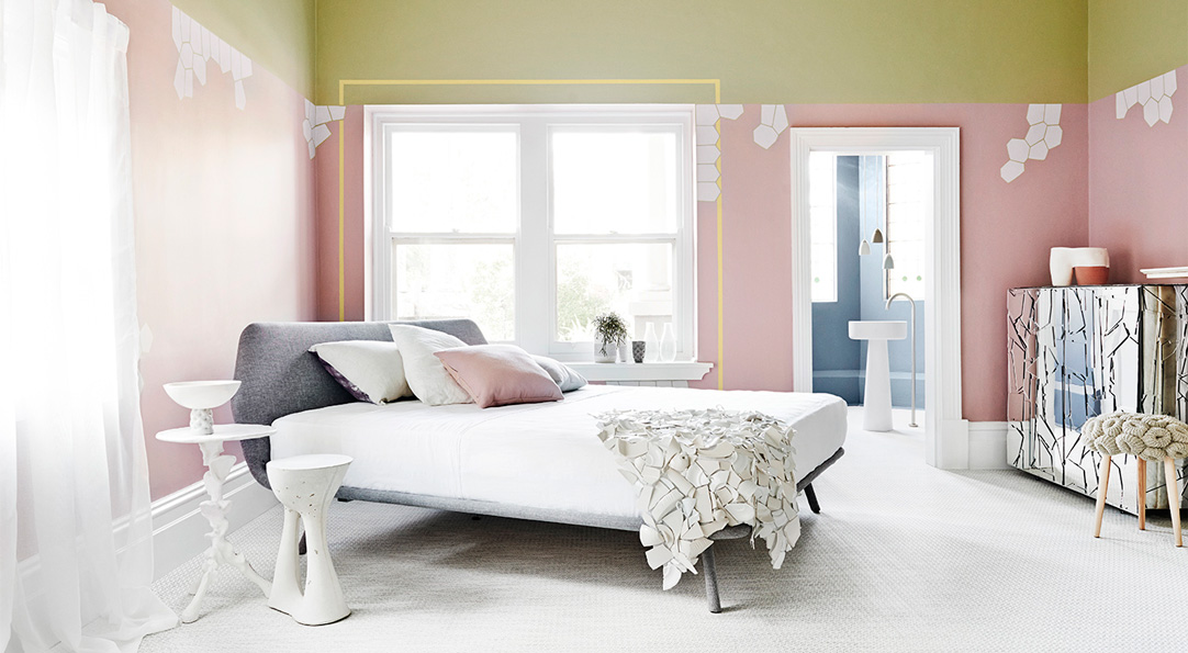 kamar tidur dengan warna cat pink dan hijau