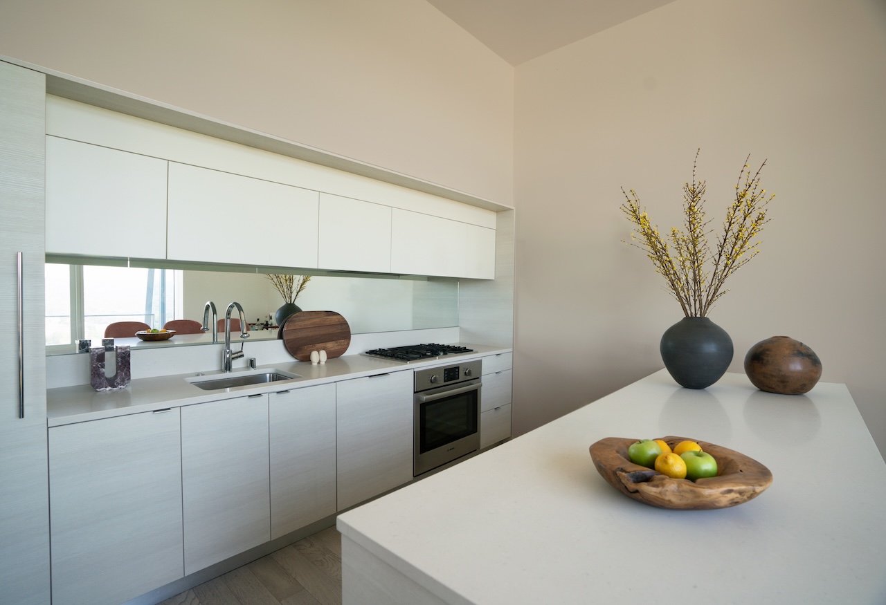 elegan dan simpel! desain understated luxury penthouse di la