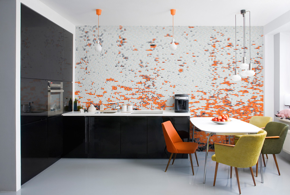ruang makan nuansa abu-abu dan orange