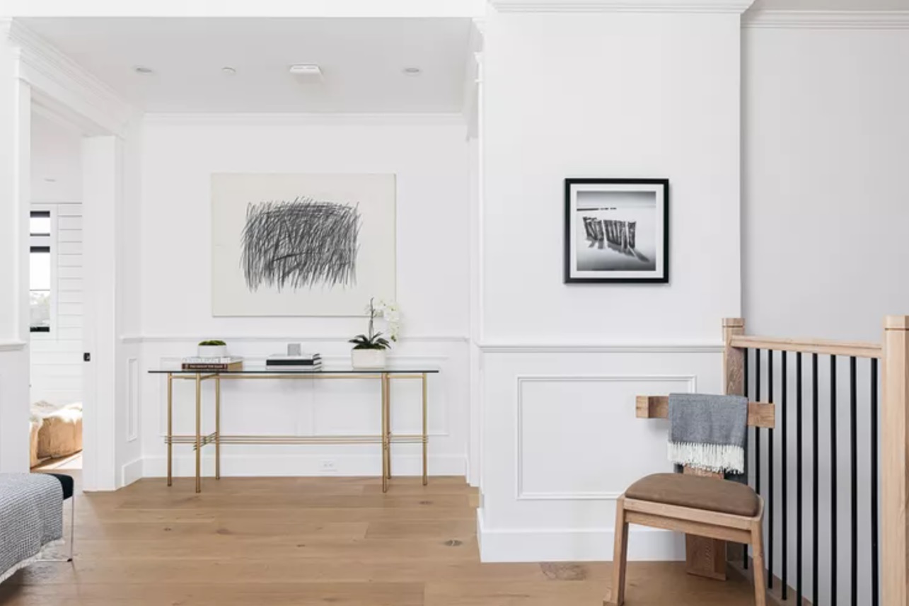 mewah! 6 keuntungan pakai wall moulding pvc di ruang tamu_casa