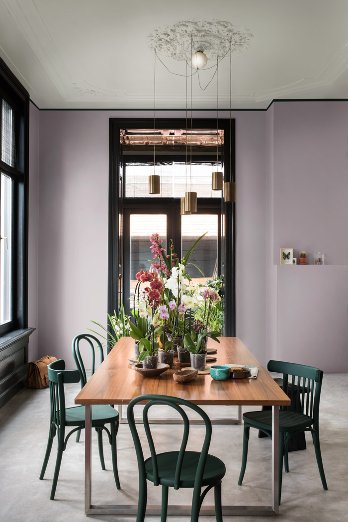 ruang makan warna cat ungu