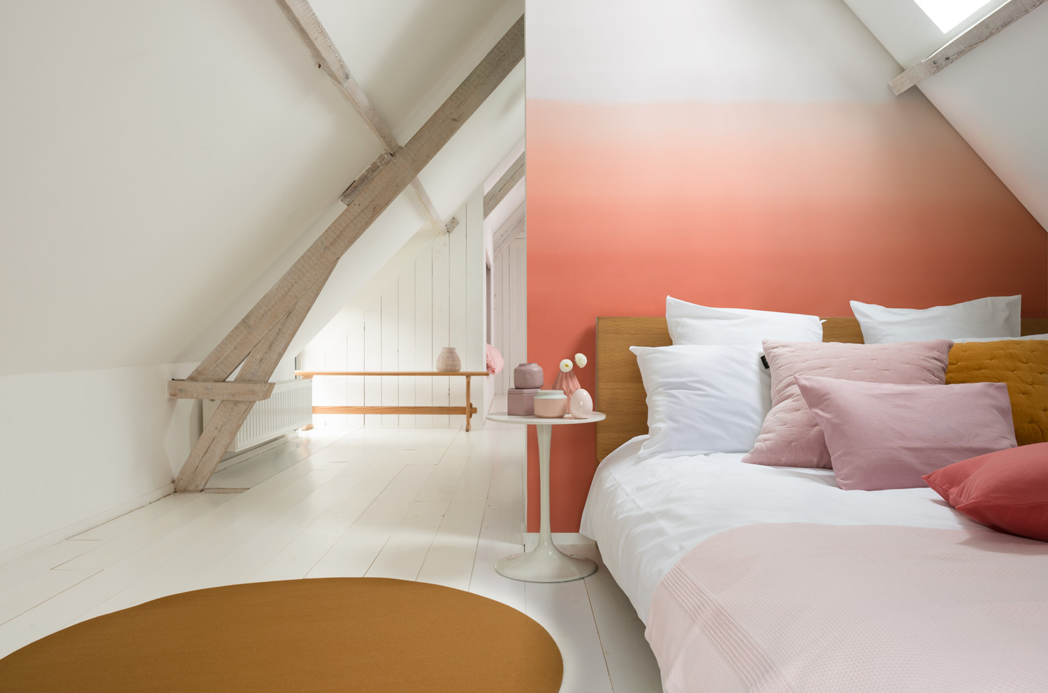 kamar tidur dengan warna cat pink, jingga, putih