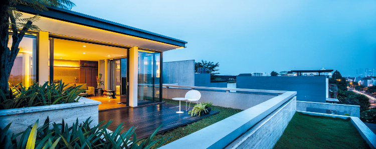 teras rumah minimalis dengan pemandangan kota