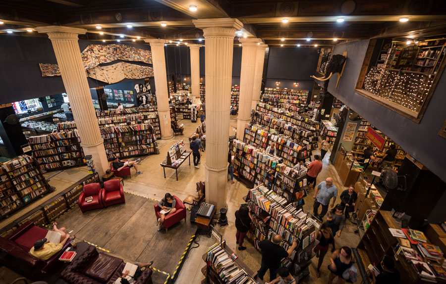 Interior dari The Last Bookstore / Travel Caffeine