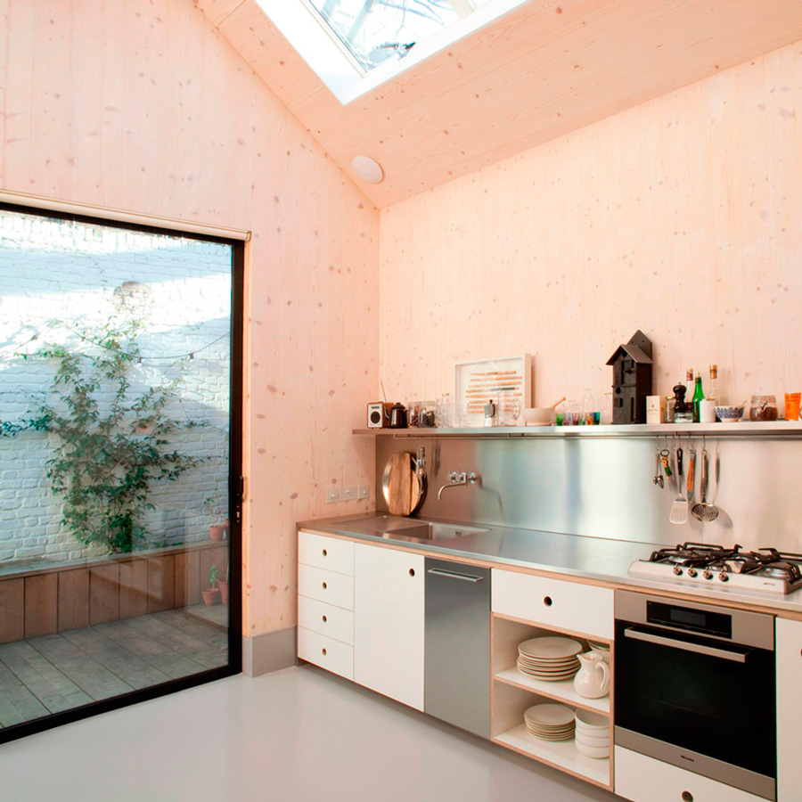 desain dapur minimalis di Gingerbread House karya Laura Dewe Matthews
