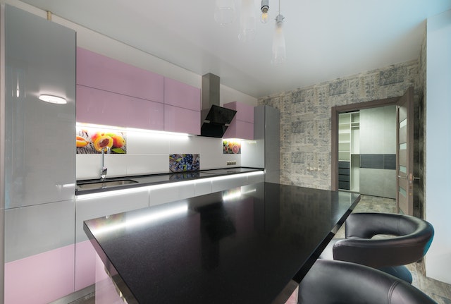Dapur minimalis dengan granit hitam 
