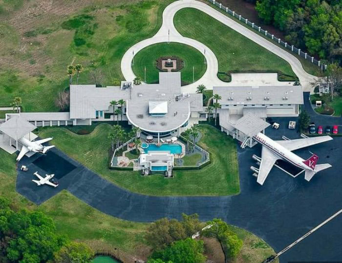 Rumah John Travolta dengan Fasilitas Bandara dan Landasan Pacu