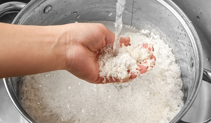 Menggunakan air cucian beras