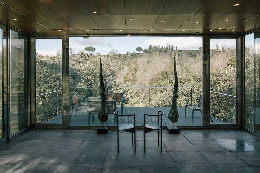 rumah kaca yang refleksikan kedamaian di tengah hutan