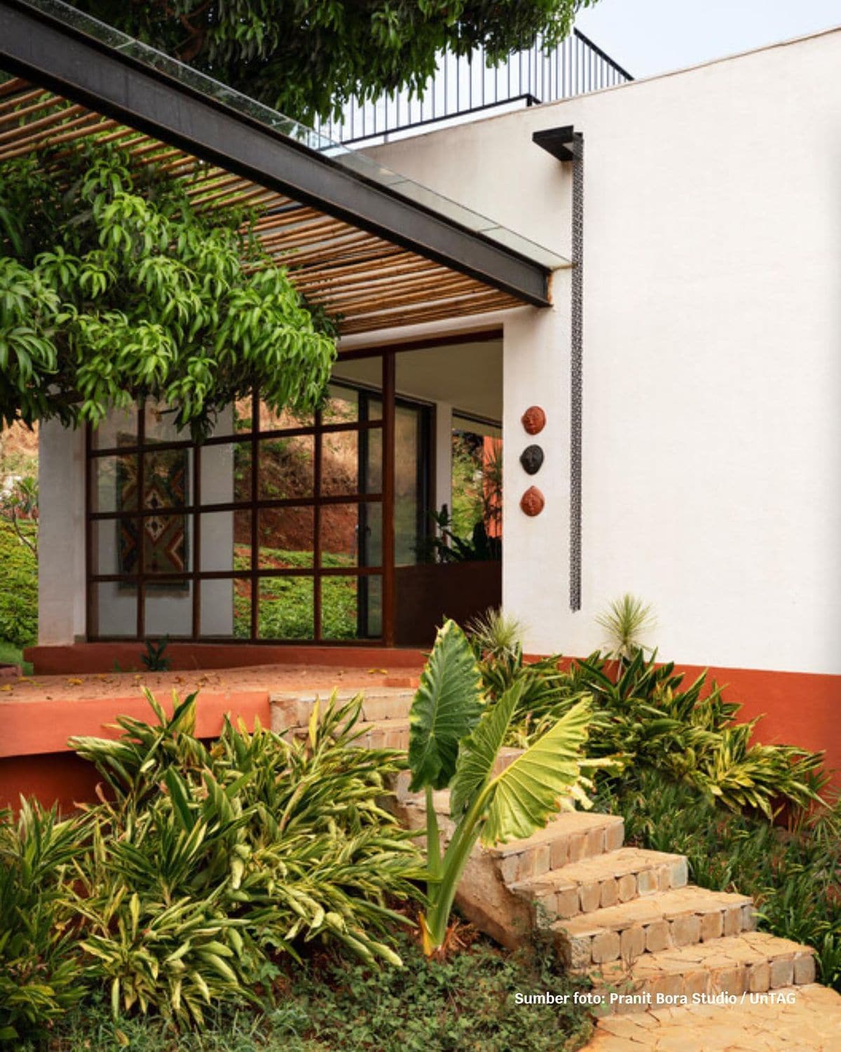 model rumah pintu utama menghadap samping