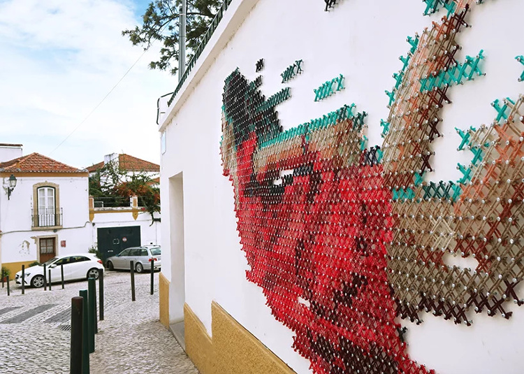 menghias jalanan portugal dengan cross-stitch