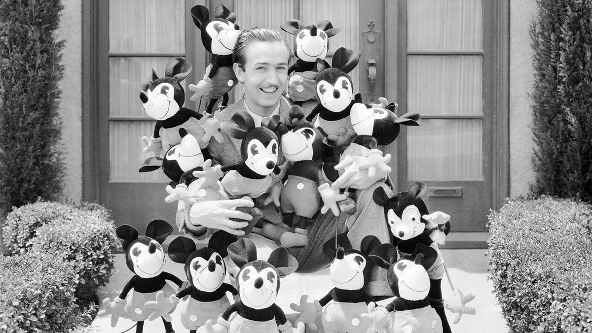 Walt Disney bersama boneka Mickey Mouse / Disney Indonesia