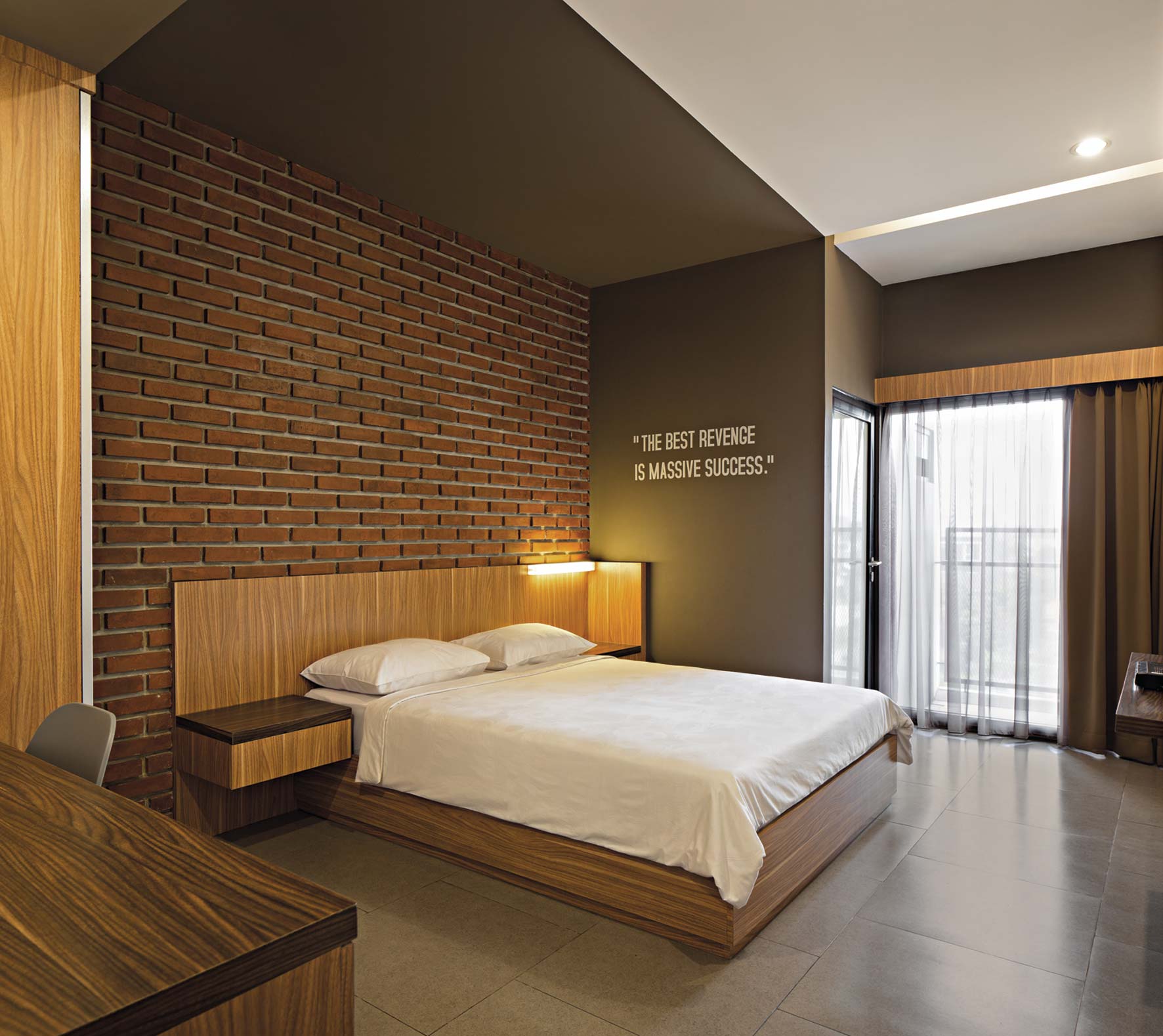 kamar tidur di maxley hotel desain batu bata