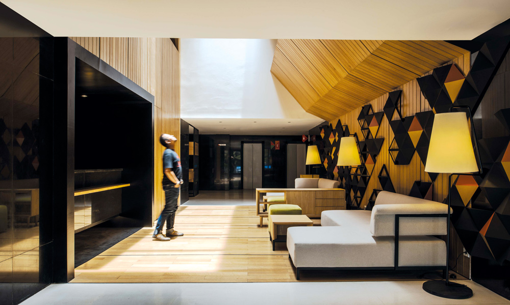 lobby hotel namin dengan desain kayu