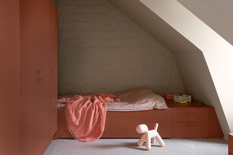 Hunian Loft Ini Menggunakan Warna Sebagai Pemisah Ruang