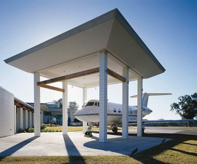 Rumah dengan Desain Khusus untuk Menyimpan Pesawat Pribadi