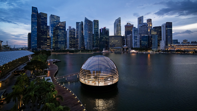 Apple Buat Bola Raksasa Mengapung Di Teluk Singapura / Apple 1