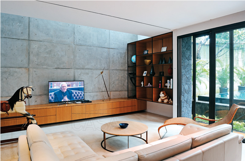 ruang tamu minimalis dari beton dan kayu