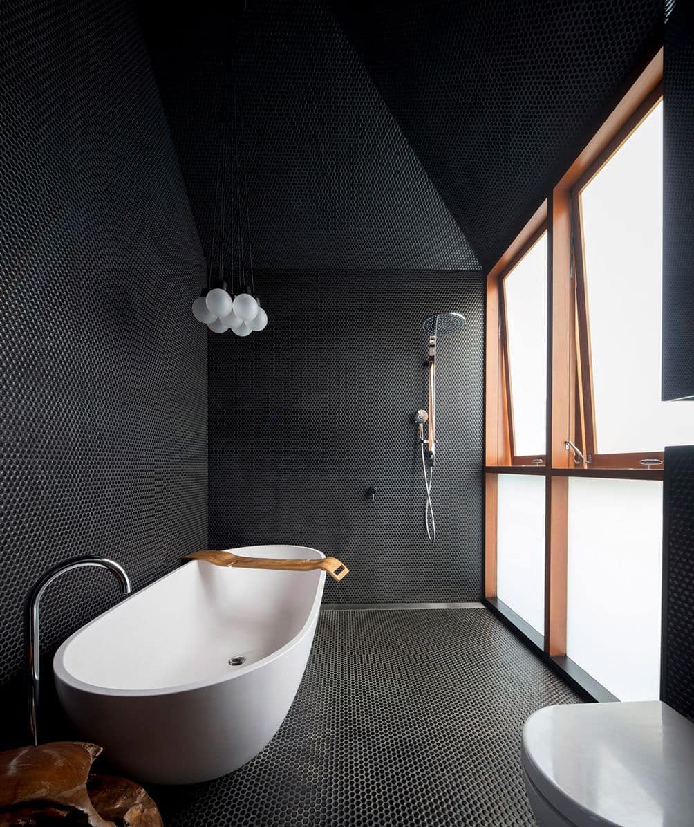 lantai keramik kamar mandi hitam