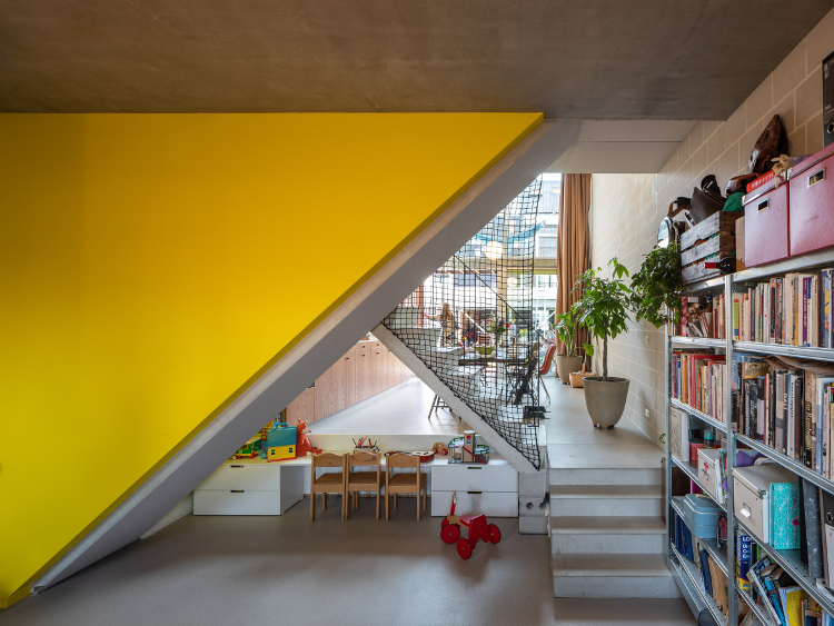 rumah lima lantai untuk tiga generasi di amsterdam