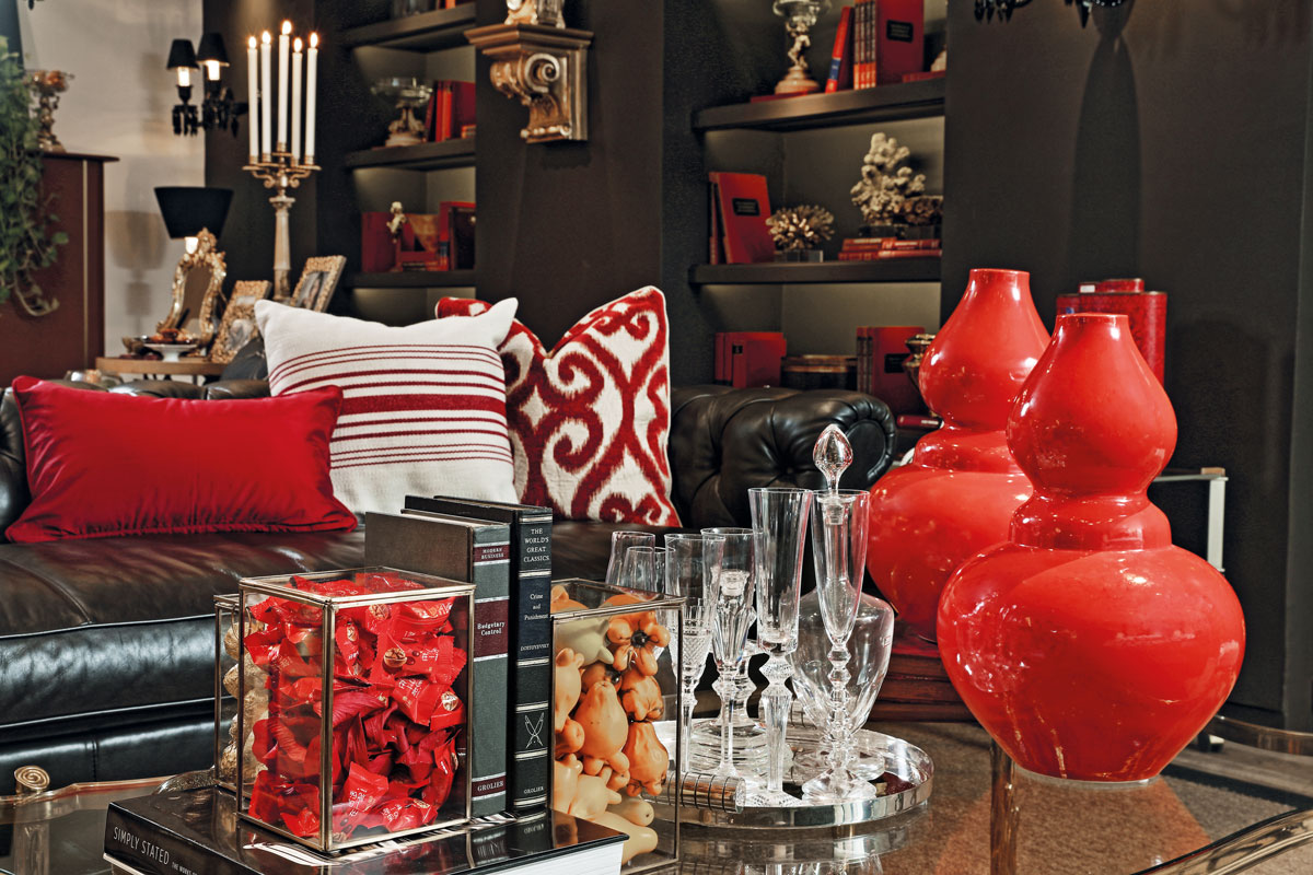 vas bunga merah dari porcelain museum / dekorasi imlek di elite grahacipta / casa indonesia