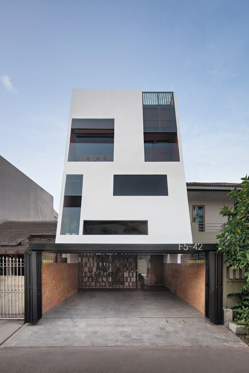 fasad rumah gaya modern / rumah aries oleh psa studio / mario wibowo associate
