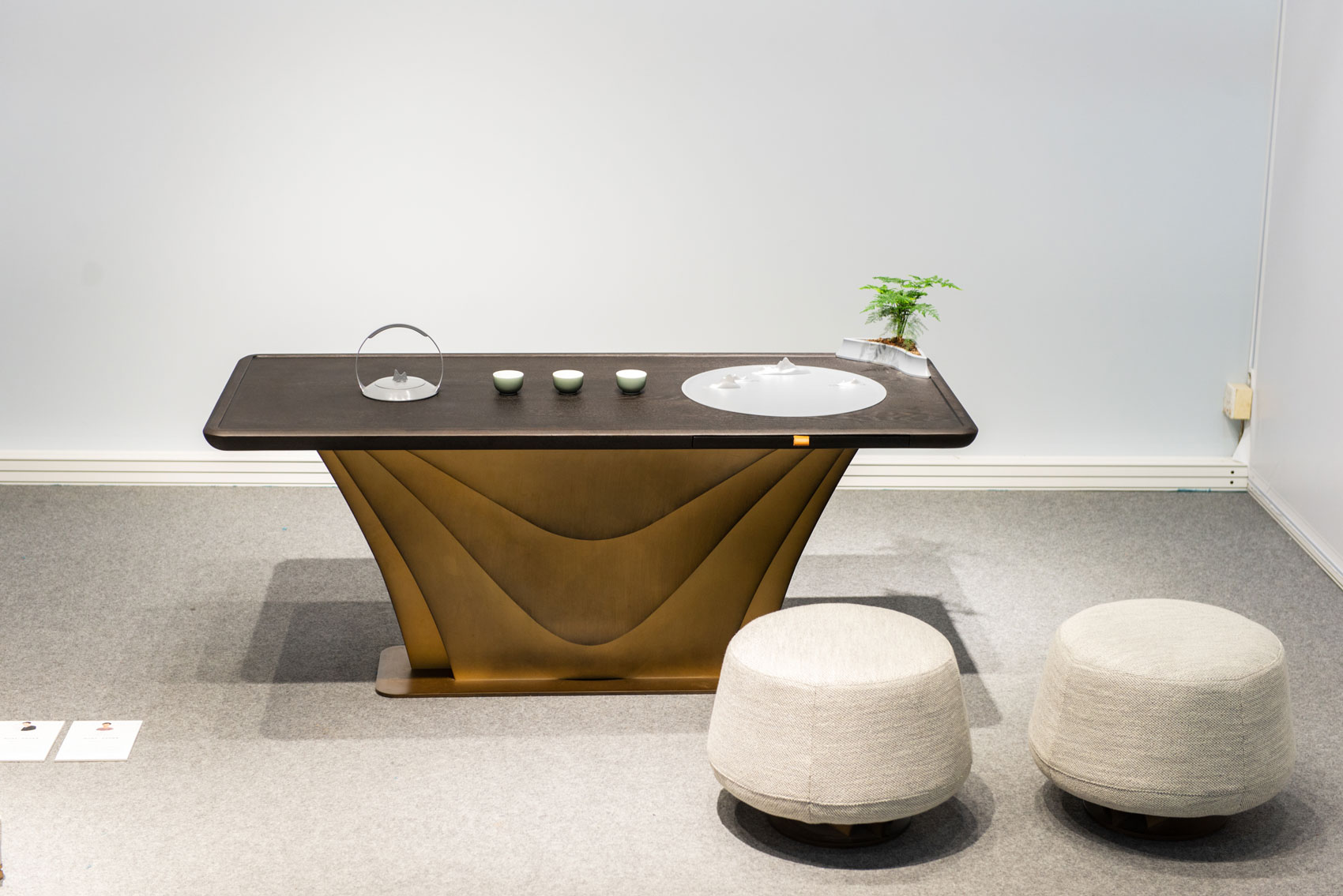 tea furniture set oleh yu zuokun dan fu rongfen dalam new design gallery di ciff 2019 / ciff