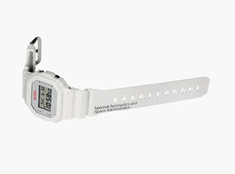 jam tangan ini dirancang untuk peringatan misi ke bulan