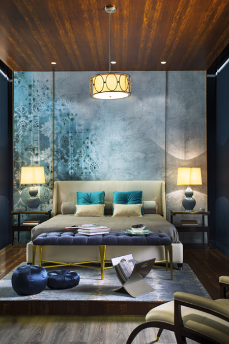kamar tidur dengan wallpaper motif bunga