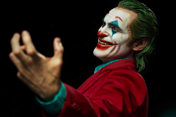 Figurine Joker Ini Dirancang Dengan Detail Yang Nyata