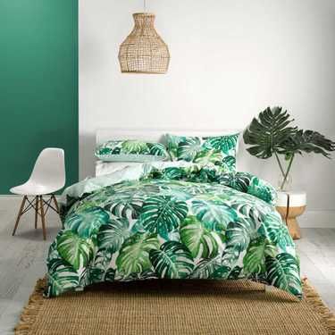 bed cover dengan corak daun-daun monstera