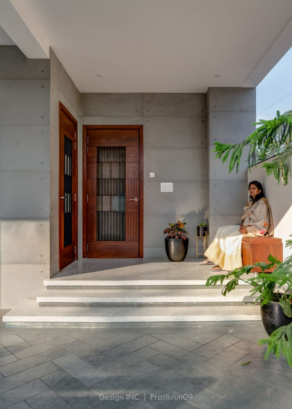 model rumah pintu utama menghadap samping