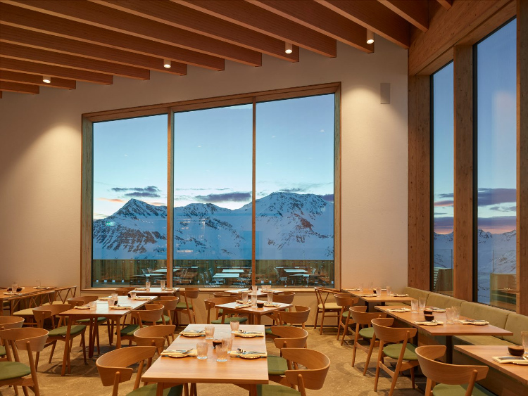 restoran kembar ini hadir di puncak gunung salju