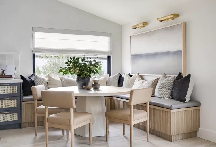 Punya Sudut Kosong? Coba Sulap Jadi Breakfast Nook