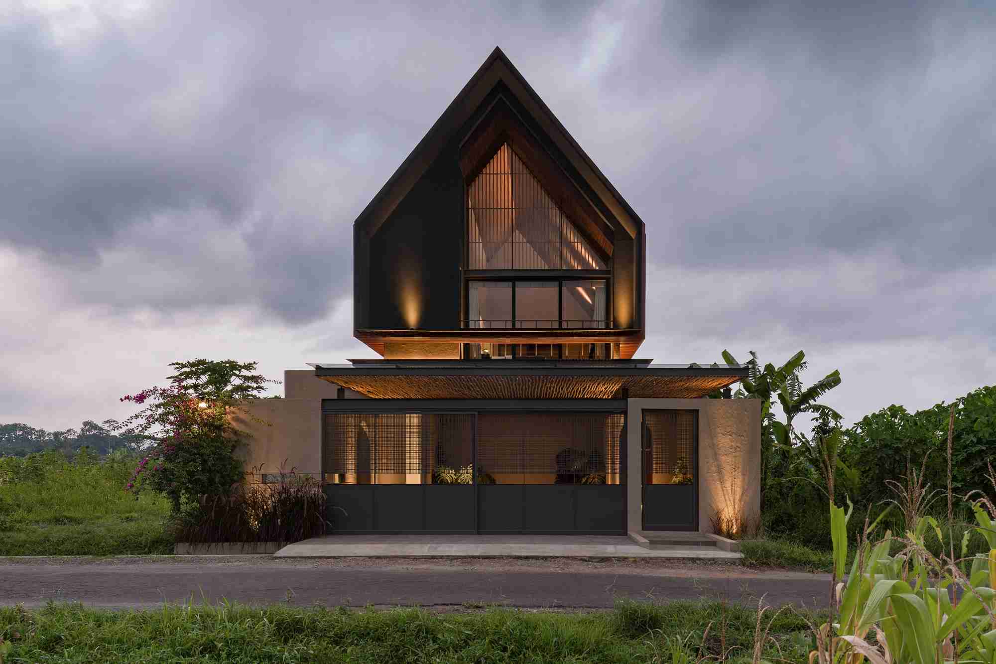 Sand and Soil Villa: Oase Tropis dan Relaxing di Tengah Kota