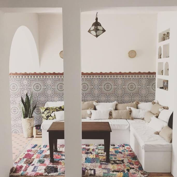 10 Motif Keramik Setengah Badan Terbaru untuk Hunian Modern