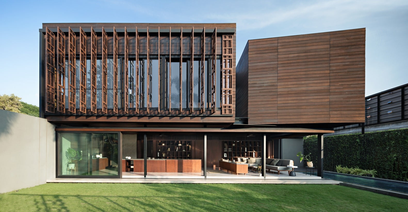 Inspirasi Rumah Kayu 2 Lantai Modern dari 4 Arsitek 