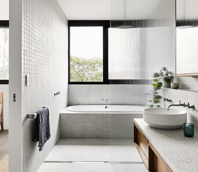 7 Inspirasi Kombinasi Tiga Warna Keramik untuk Kamar Mandi