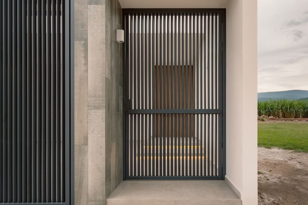 Bikin Rumah Aman! 7 Model Teralis Pintu Satu yang Stylish