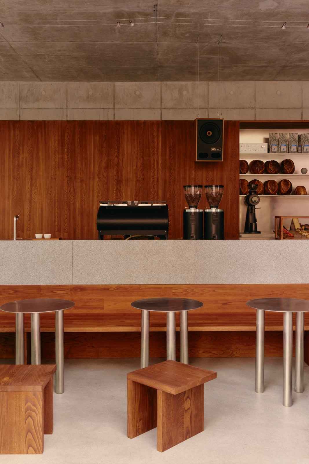 Interior Acid Cafe Berlin Padukan Baja dan Elemen Kayu