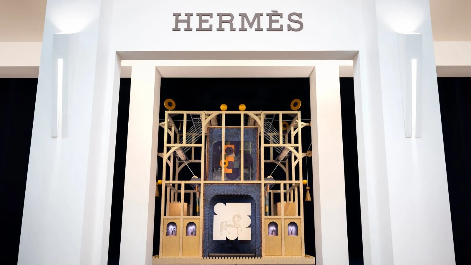 Hermès Tampilkan Jam Tangan Lewat Panggung Instalasi Teater